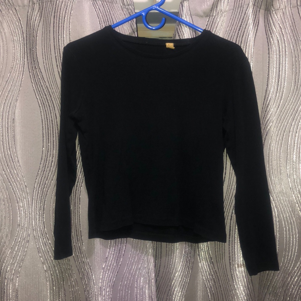 Black long sleeved cropped shirt